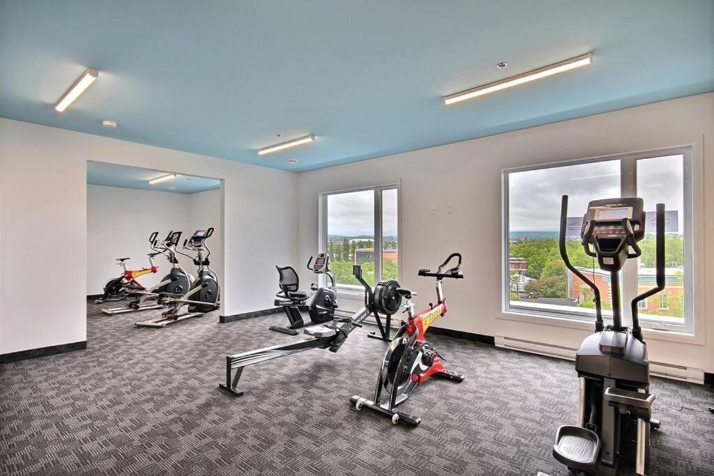 Good Vibes Only -Modern And Spacious 2 Bedroom Condo 4 Beds Free Parking, Gym Québec Exteriör bild
